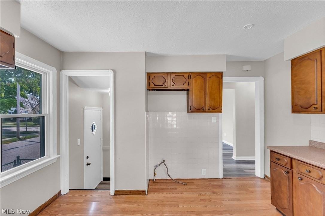 13702 Wainstead Ave - Photo 6 of 23