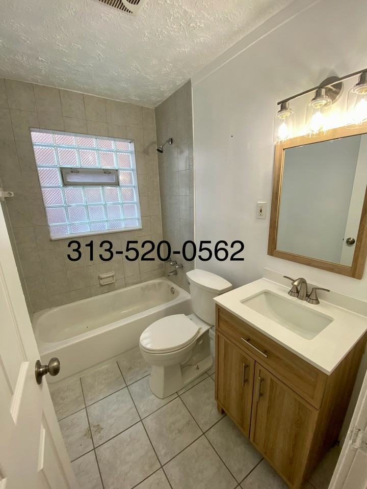 15881 Manor St - Photo 5 of 16