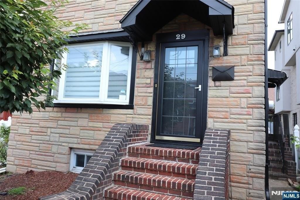 29 Cleveland Pl - Photo 3 of 34