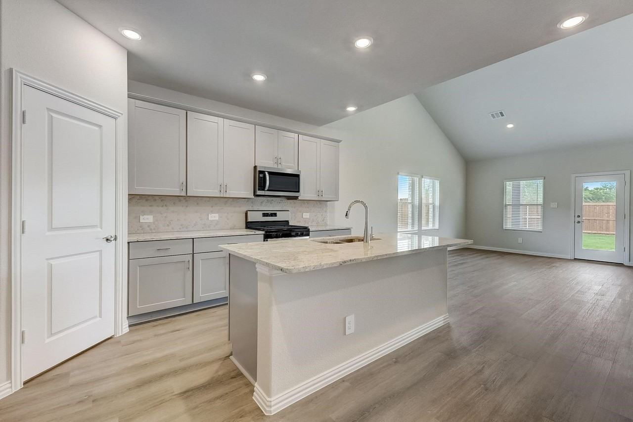1405 Winter Way - Photo 2 of 32