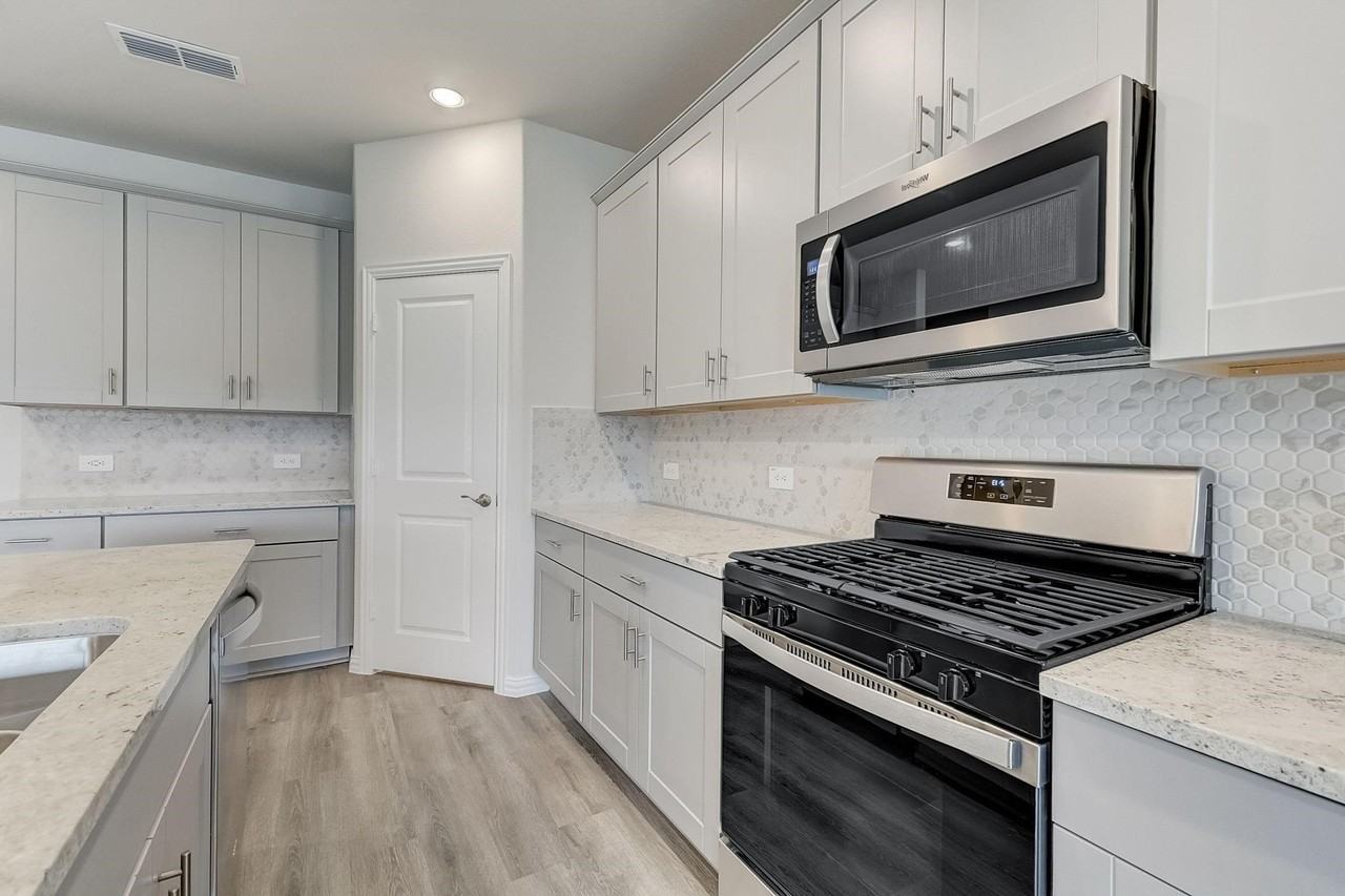 1405 Winter Way - Photo 5 of 32