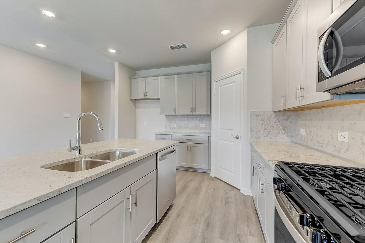1405 Winter Way - Photo 6 of 32