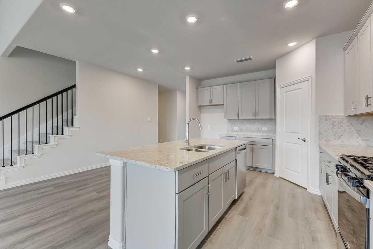 1405 Winter Way - Photo 7 of 32