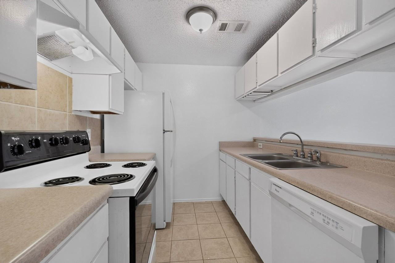 6120 Cypress Point Dr - Photo 4 of 12