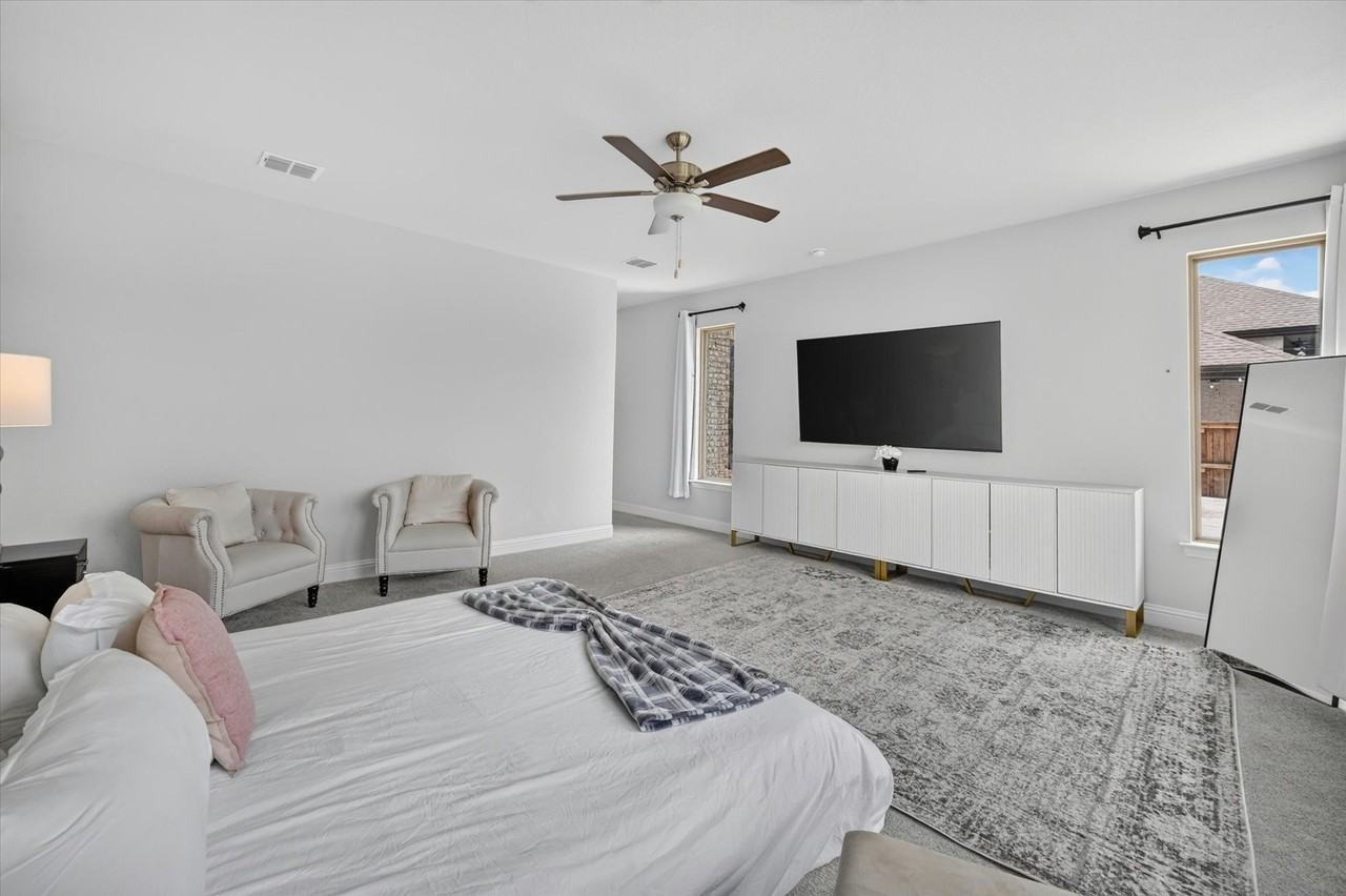 1428 Huckleberry St - Photo 3 of 20