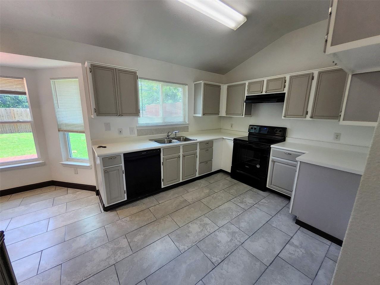 4672 Heatherbrook Ln - Photo 5 of 24