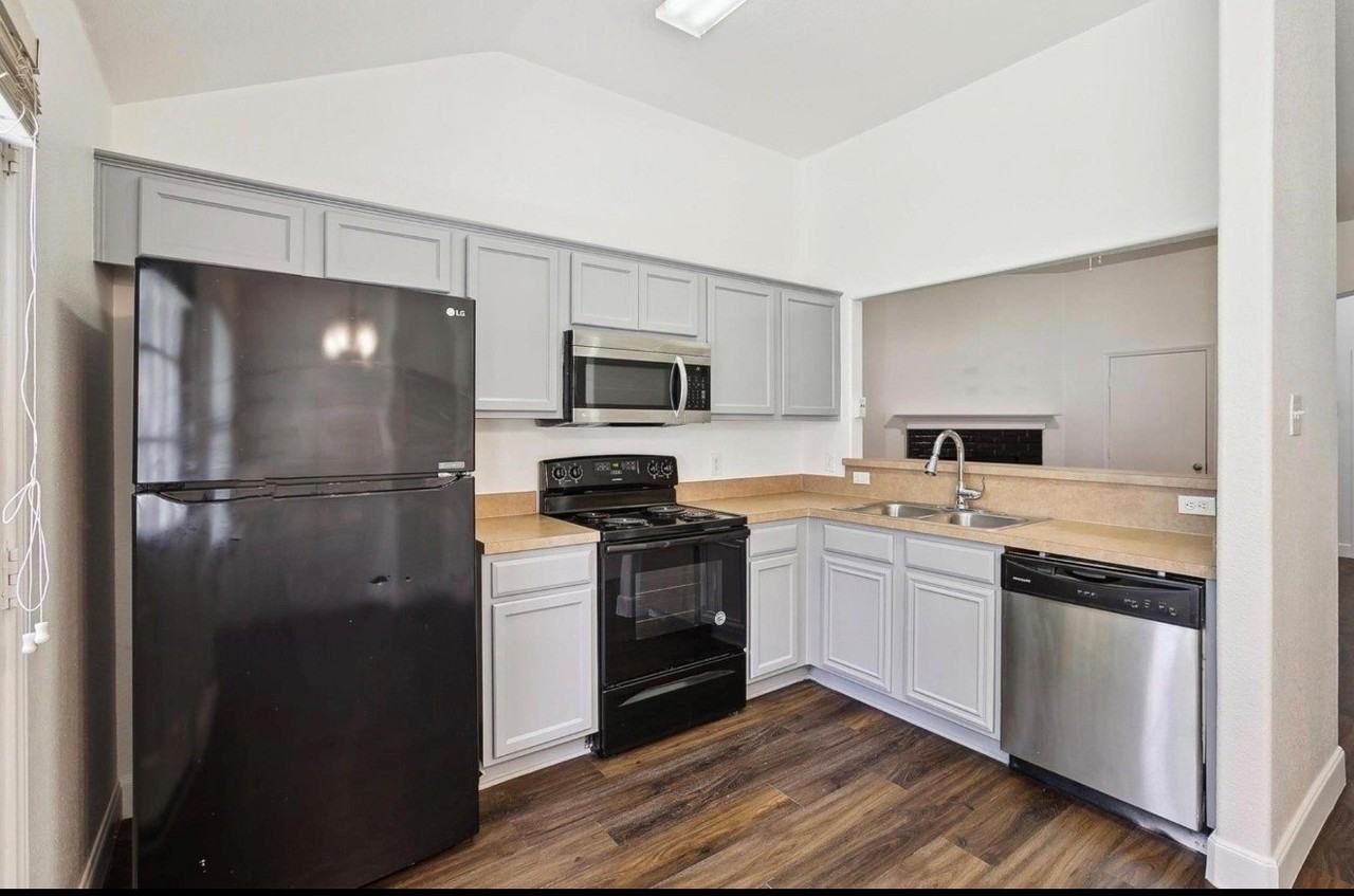 1446 Sax Leigh Dr - Photo 5 of 17