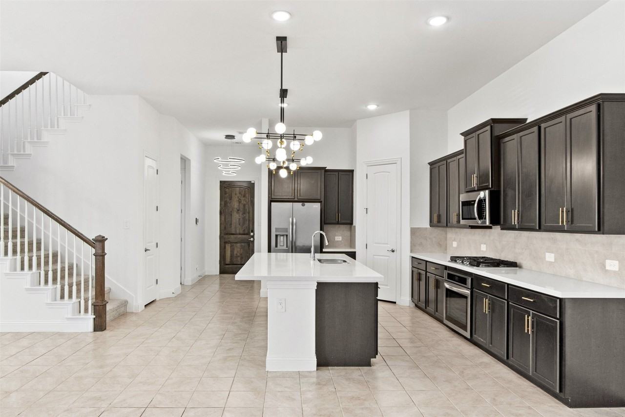 1413 Buckeye Trl - Photo 7 of 40