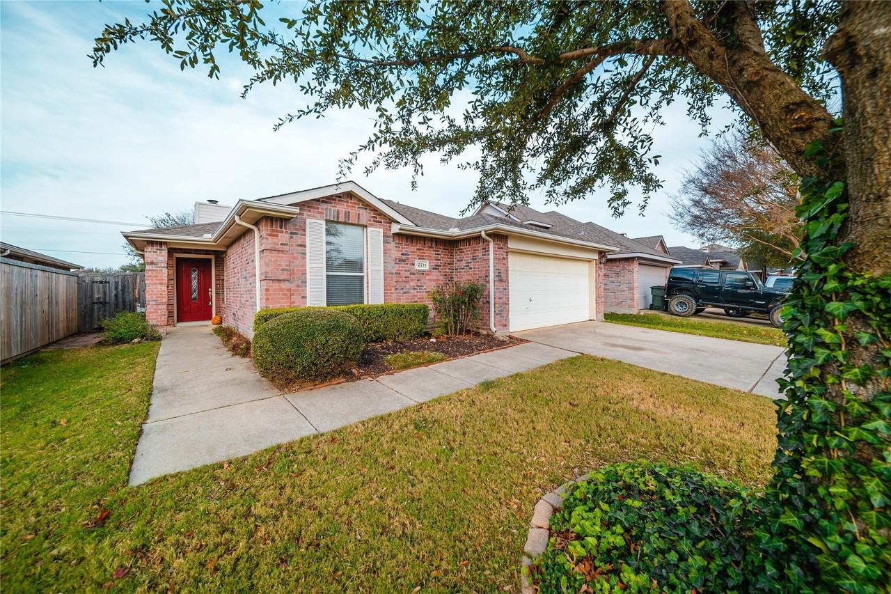 2211 Lilac Cir - Photo 2 of 26