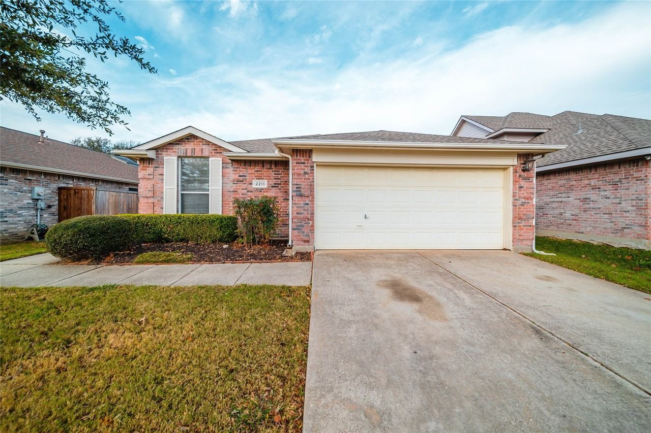 2211 Lilac Cir - Photo 3 of 26