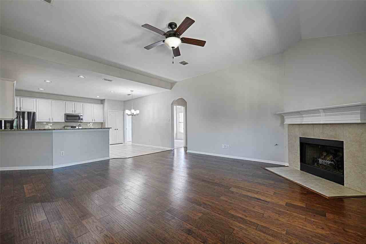 1404 Carriage Ln - Photo 5 of 33