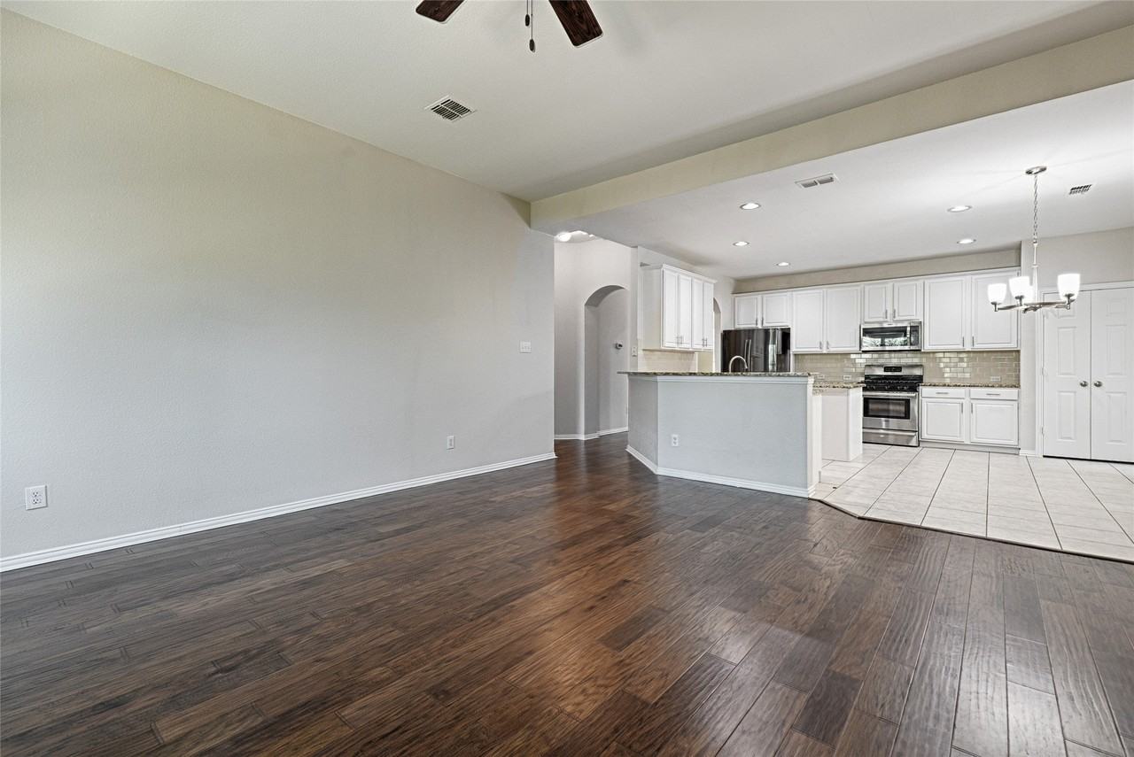 1404 Carriage Ln - Photo 6 of 33
