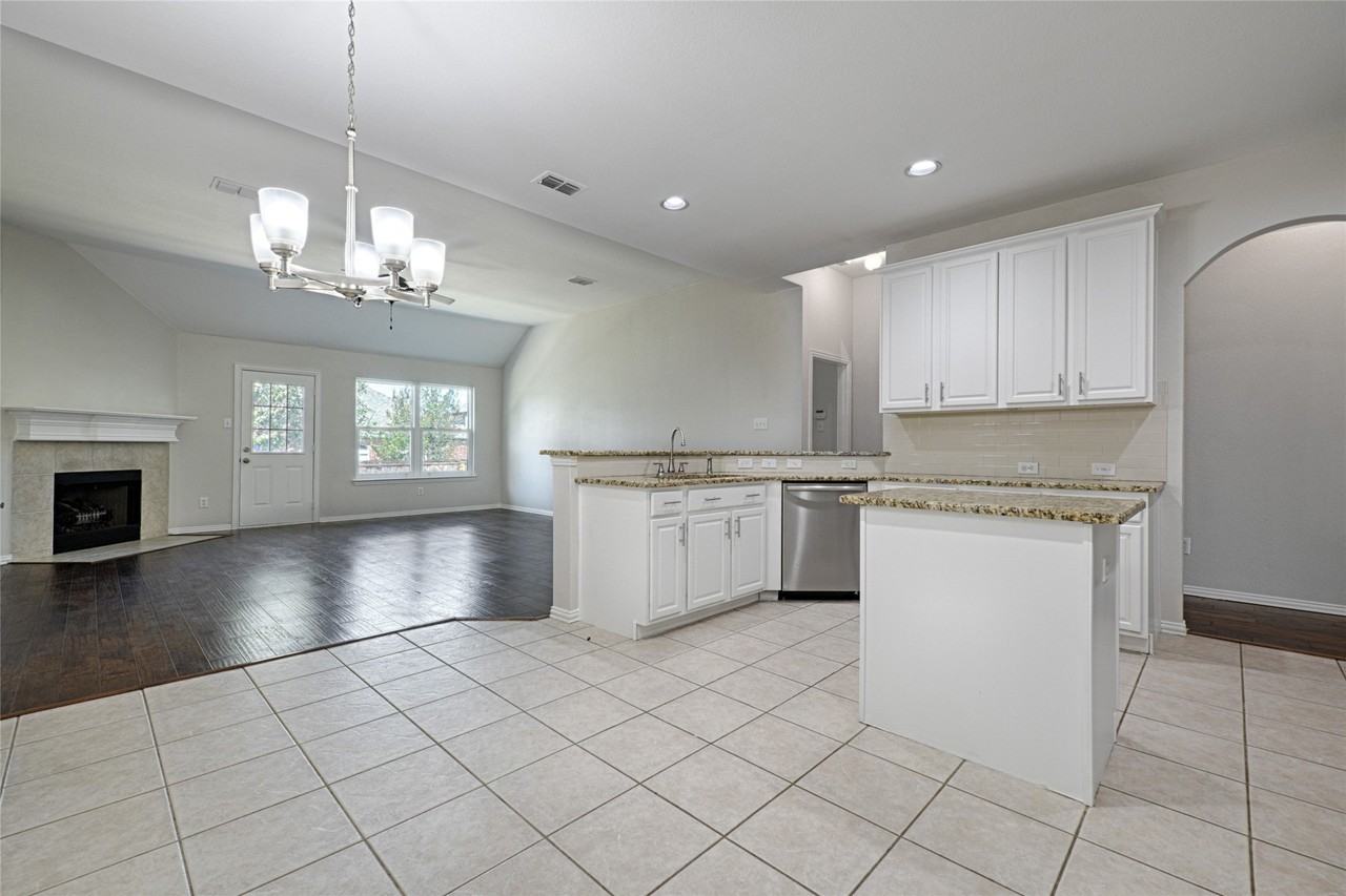 1404 Carriage Ln - Photo 7 of 33
