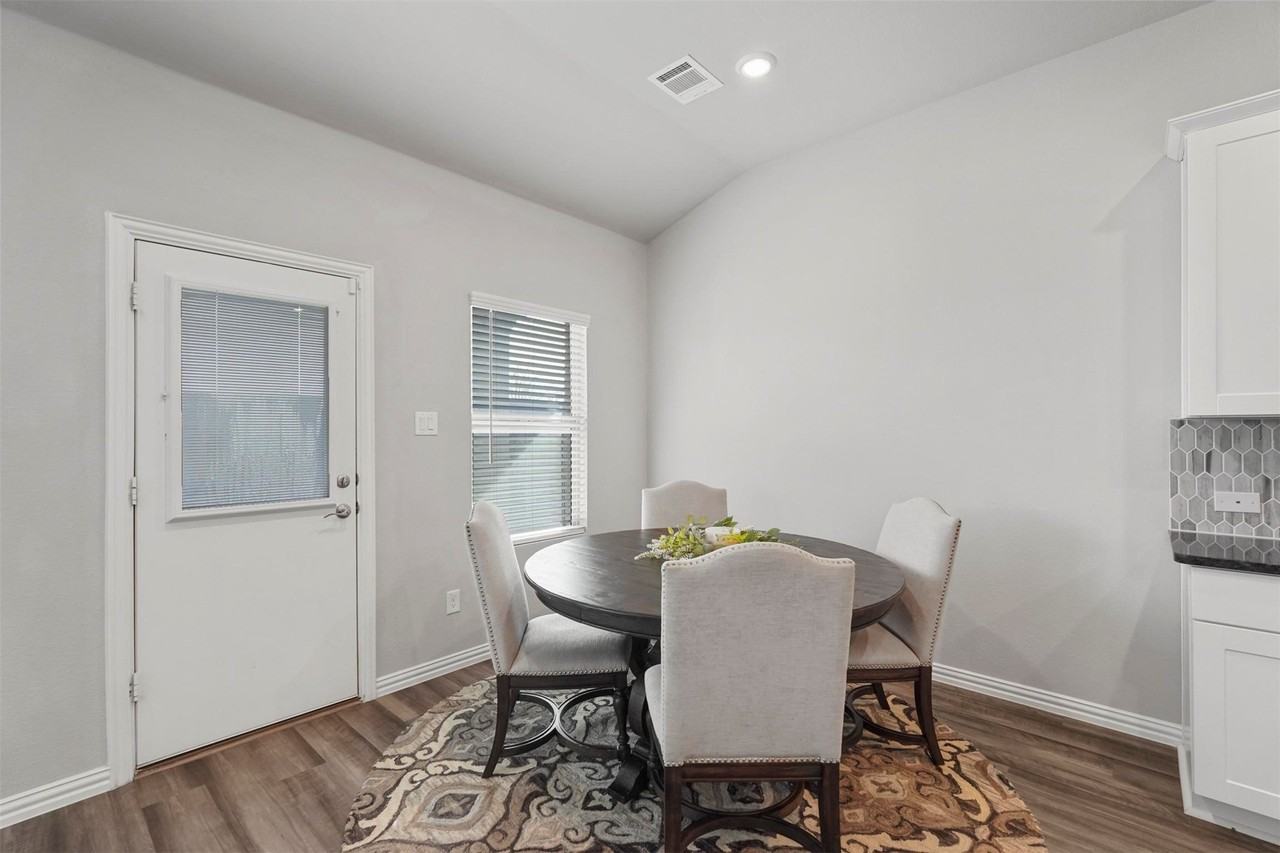 1004 Mamavic Ln - Photo 6 of 23