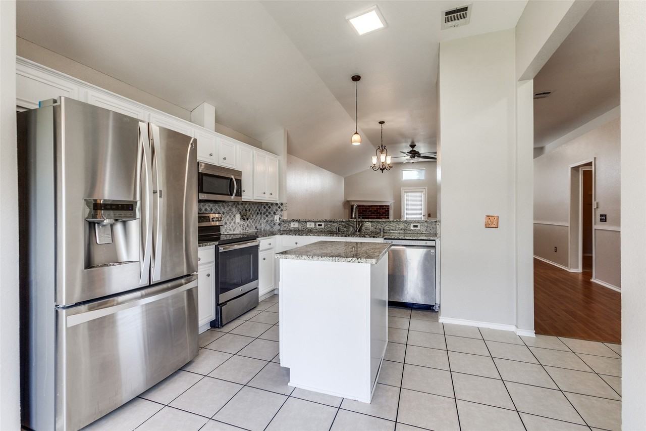 704 Fleming St - Photo 3 of 12