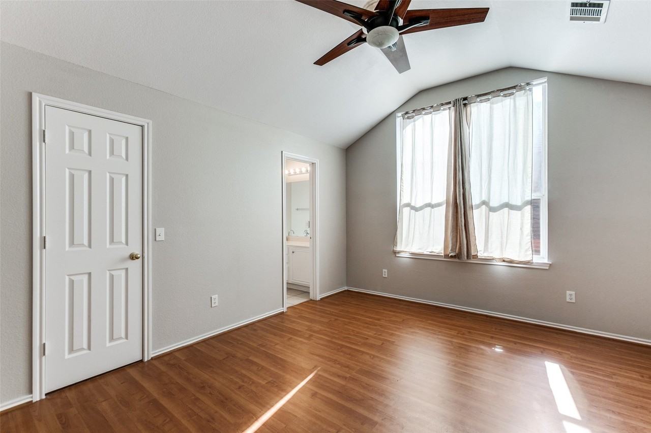 704 Fleming St - Photo 5 of 12