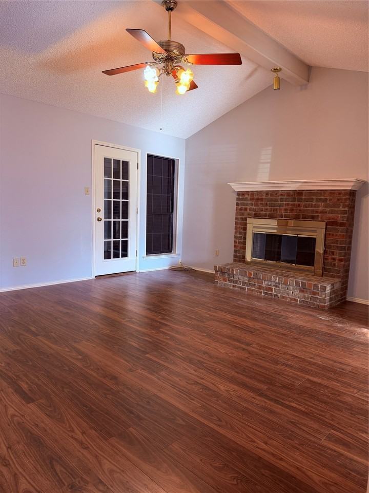 1712 Colonial Ct - Photo 2 of 9
