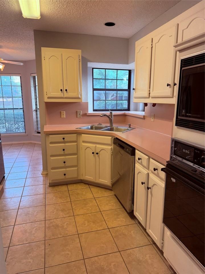 1712 Colonial Ct - Photo 3 of 9