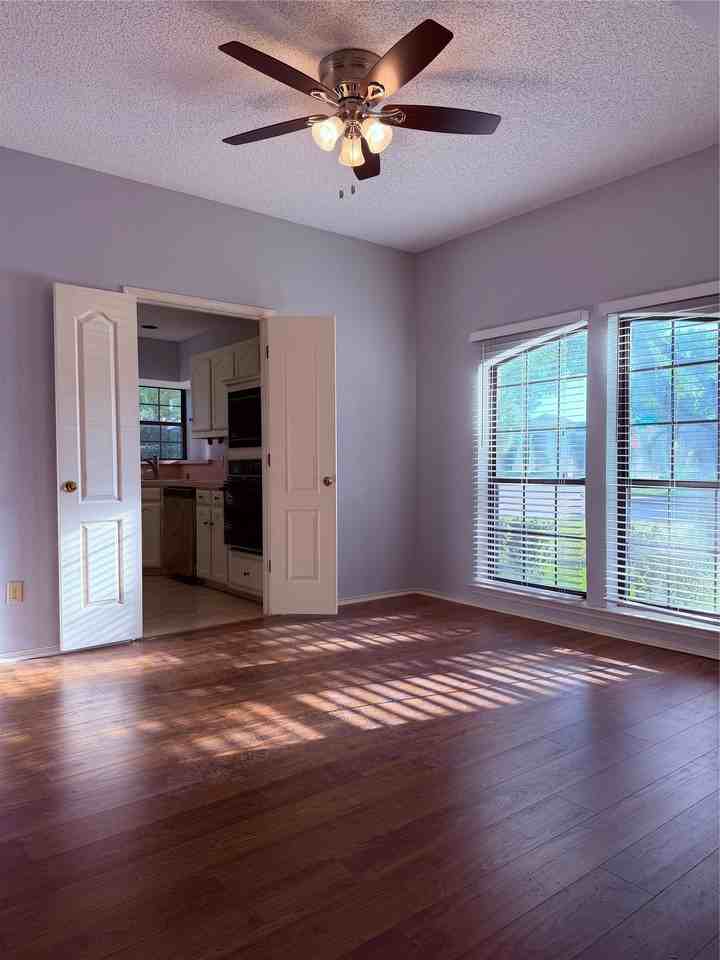1712 Colonial Ct - Photo 4 of 9