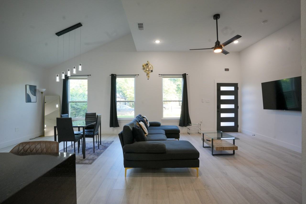 4523 Solar Ln - Photo 4 of 26