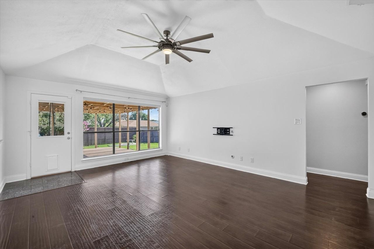 1521 Glenmore Dr - Photo 3 of 15