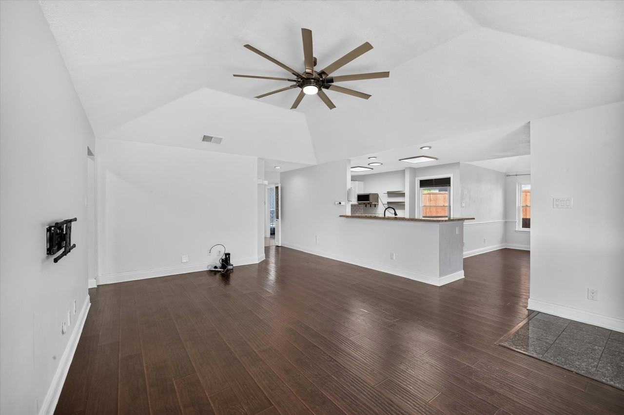 1521 Glenmore Dr - Photo 4 of 15