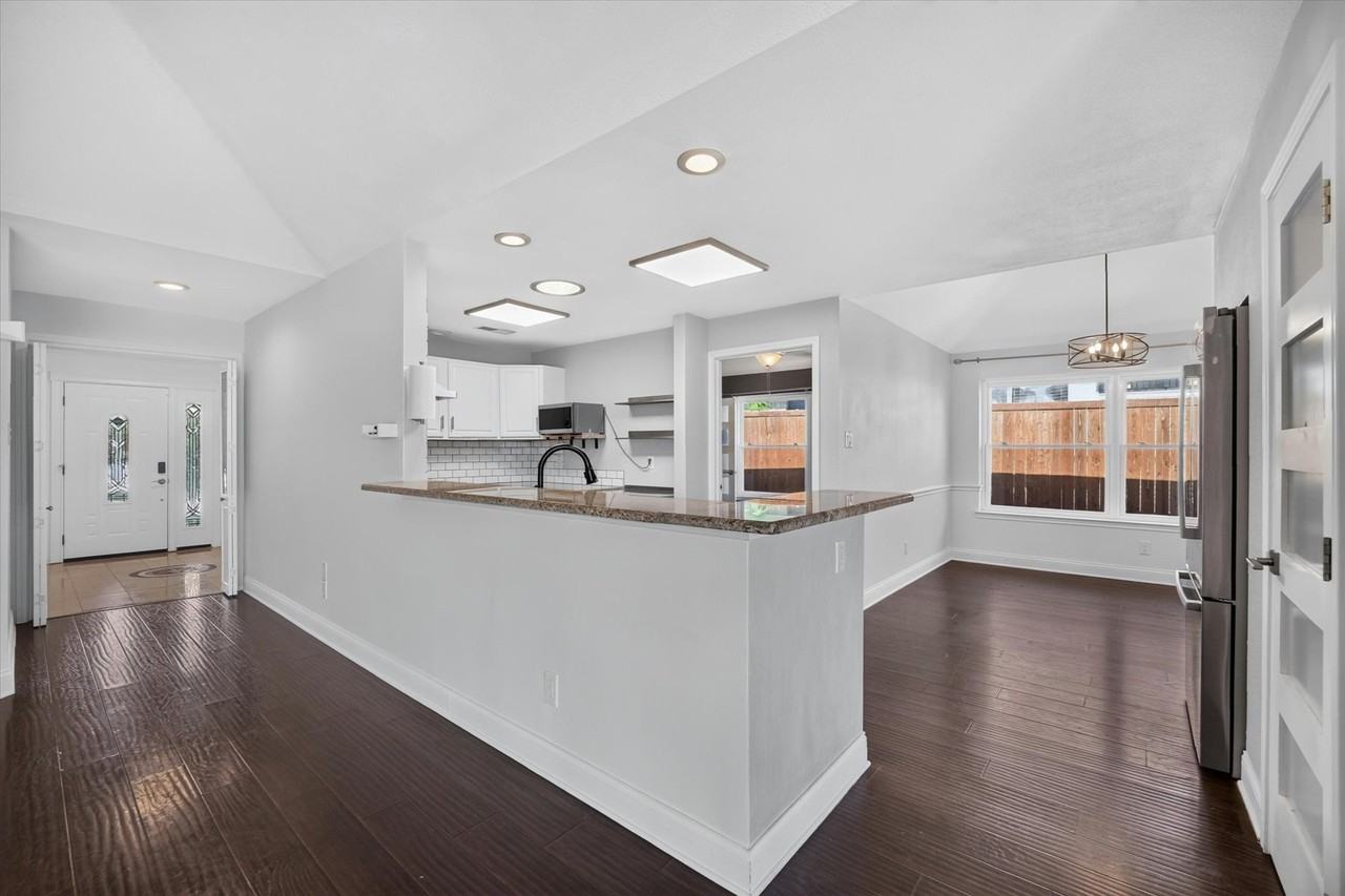 1521 Glenmore Dr - Photo 5 of 15