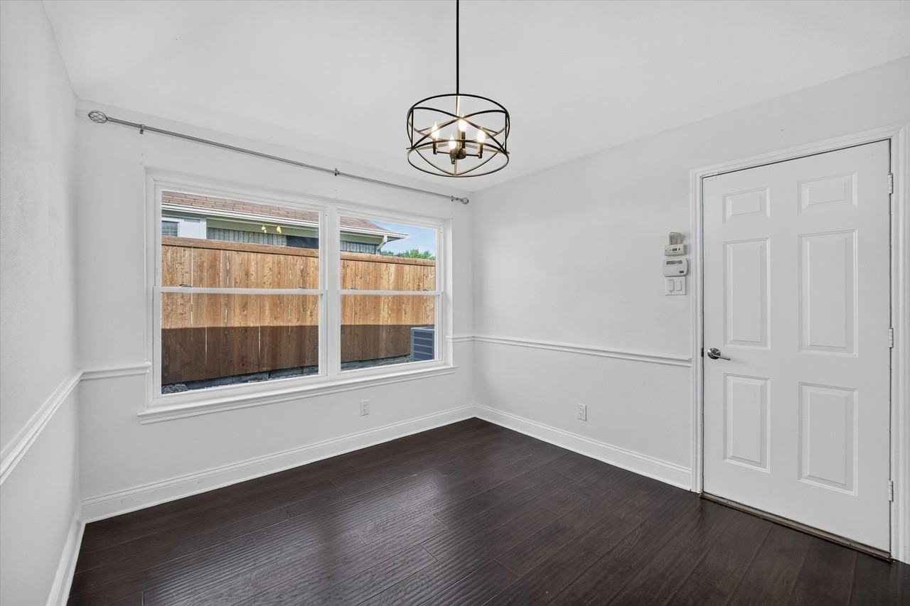 1521 Glenmore Dr - Photo 7 of 15