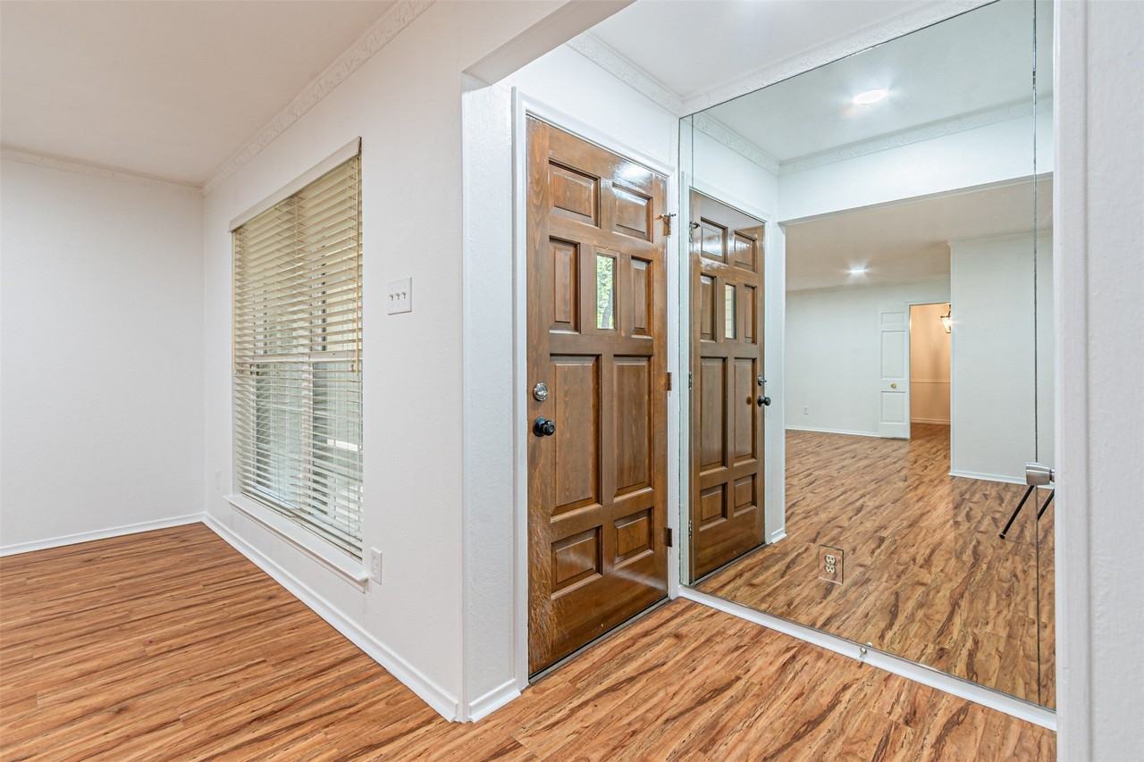 9133 Villa Park Cir - Photo 3 of 30