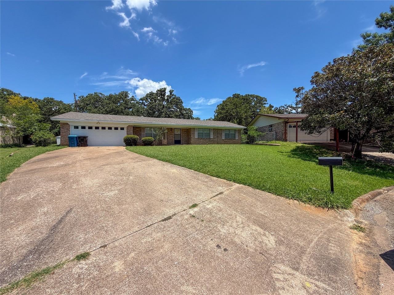 907 Seymore Cir - Photo 2 of 23