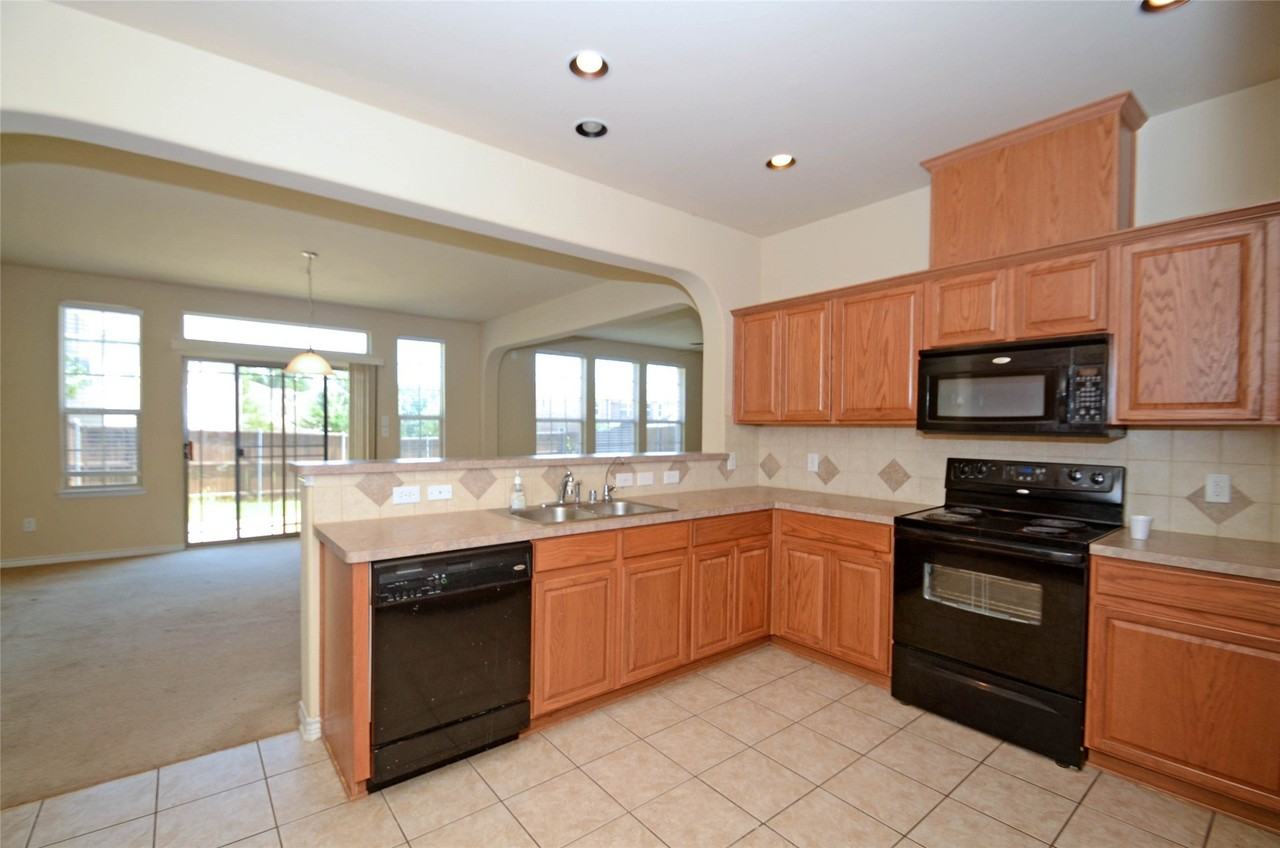 6504 Hickory Hill Dr - Photo 3 of 16