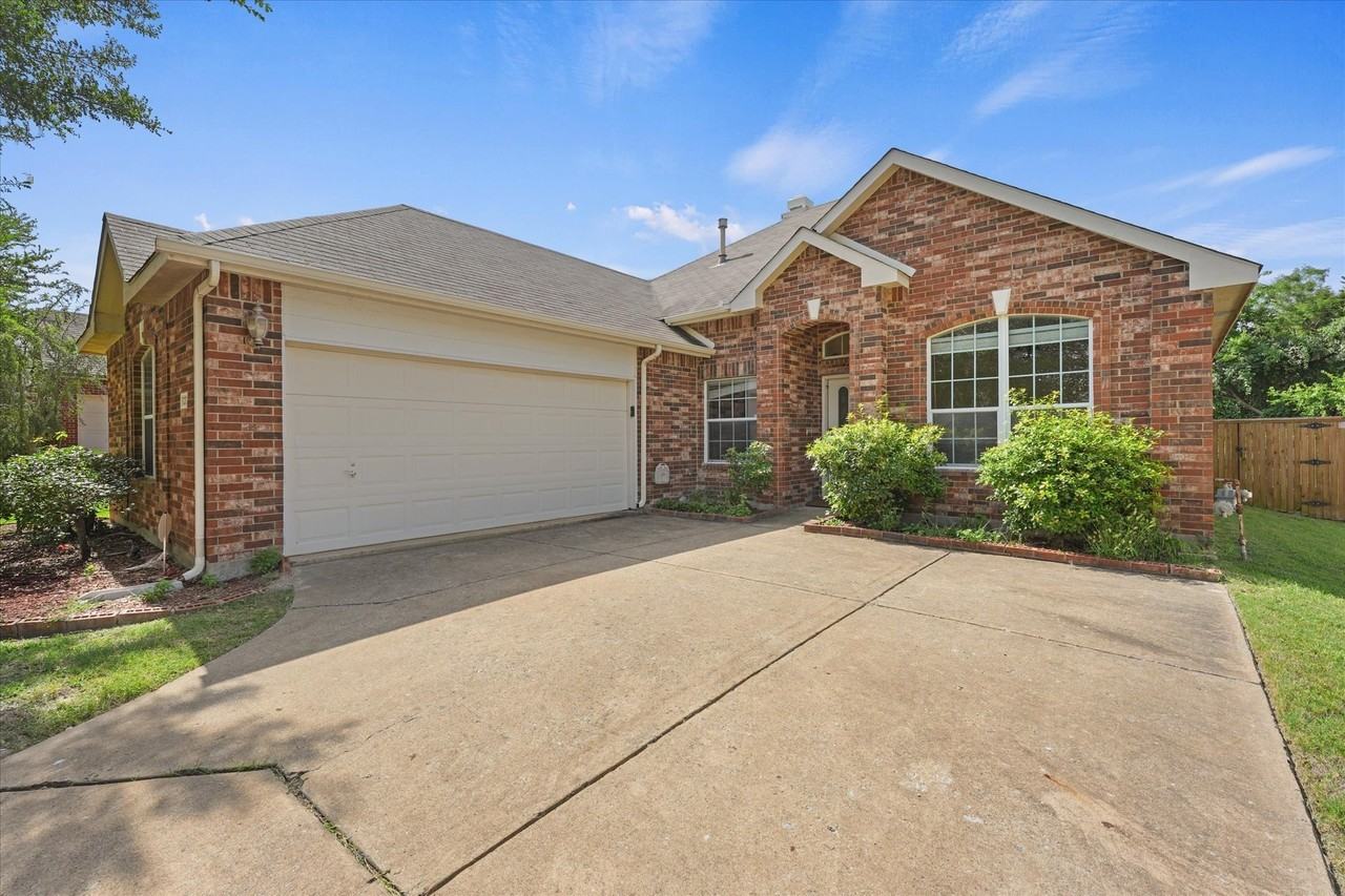1120 Shady Brook Dr - Photo 2 of 33