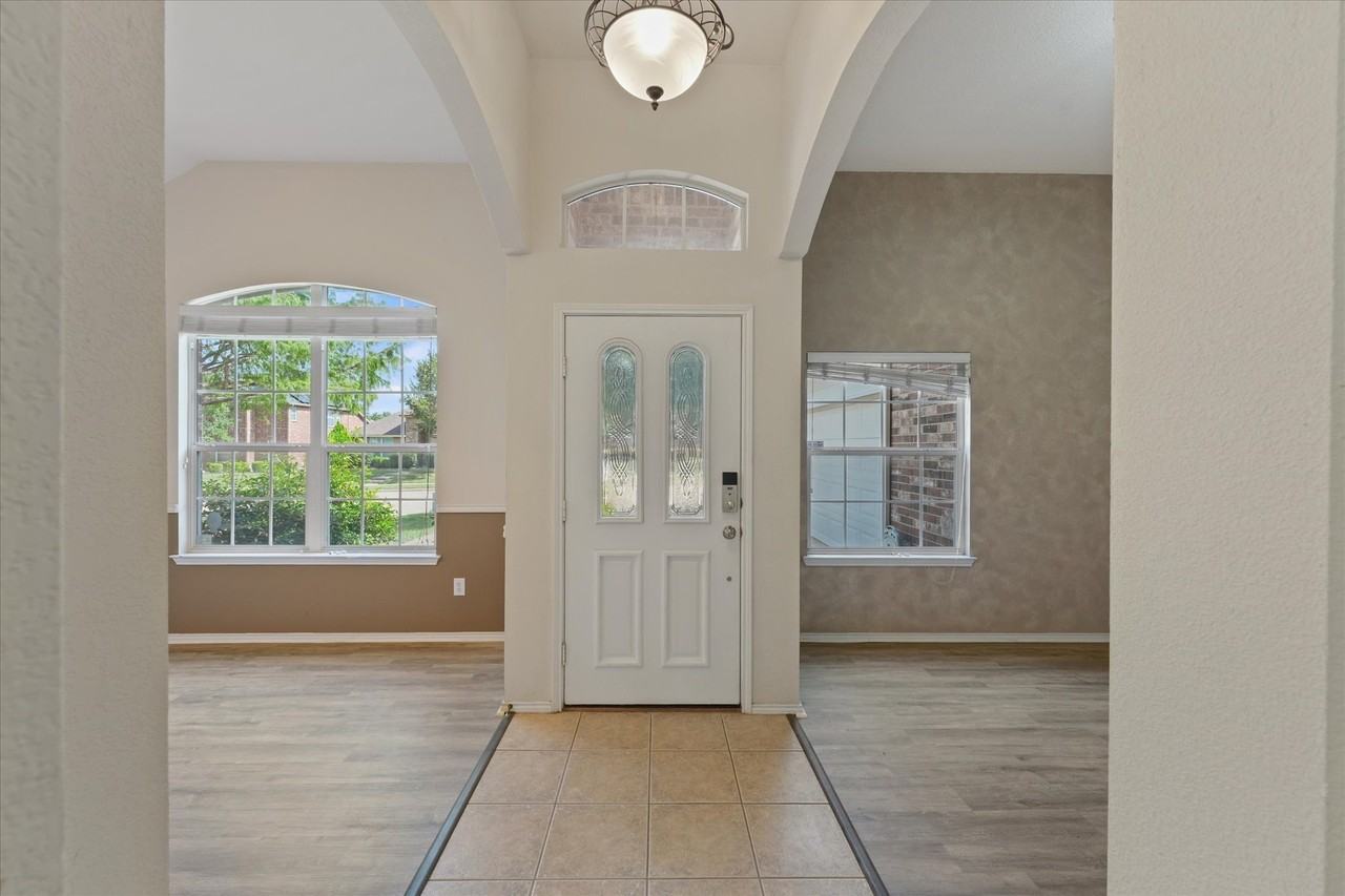 1120 Shady Brook Dr - Photo 5 of 33