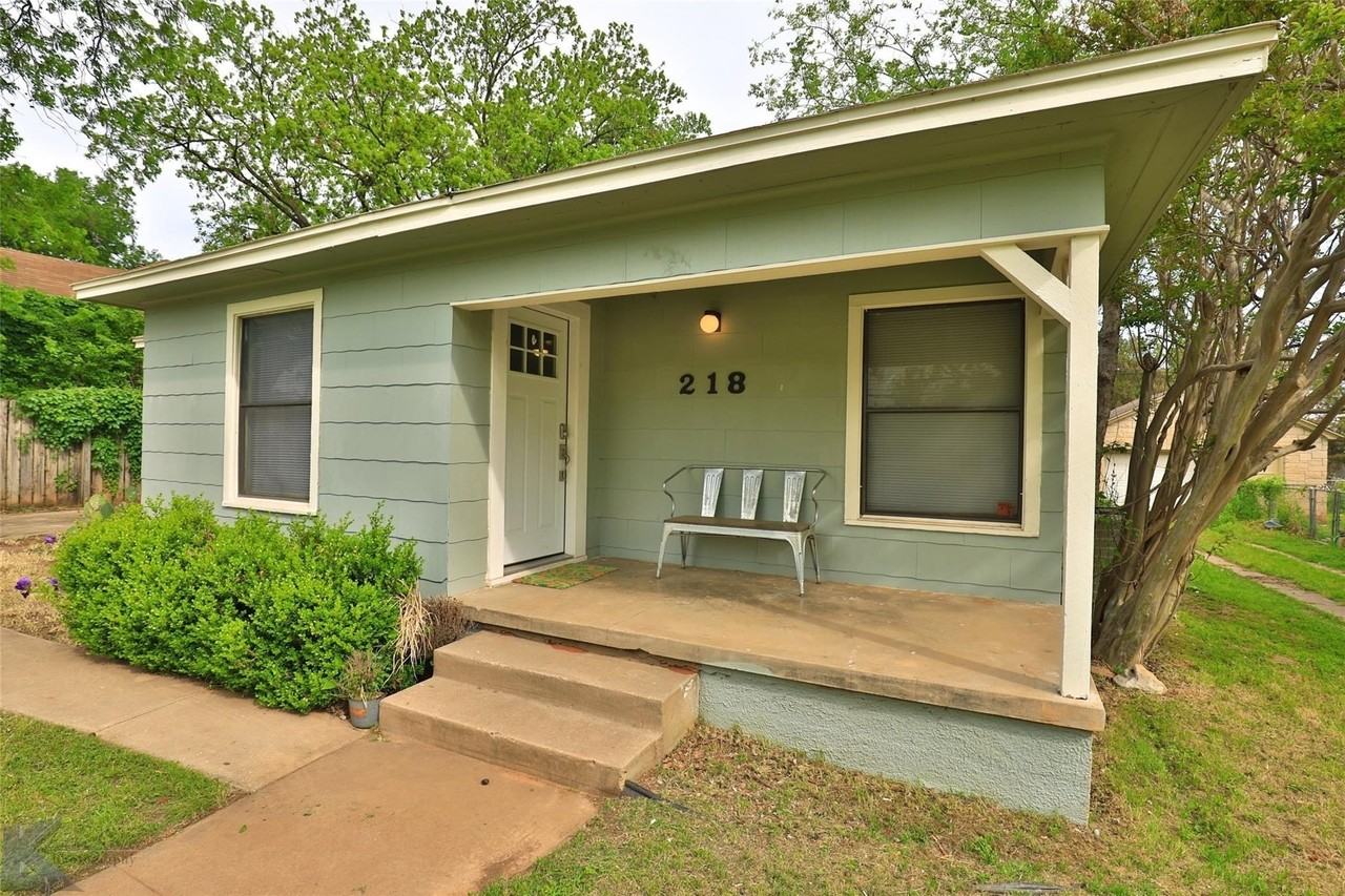 218 College Dr - Photo 2 of 19