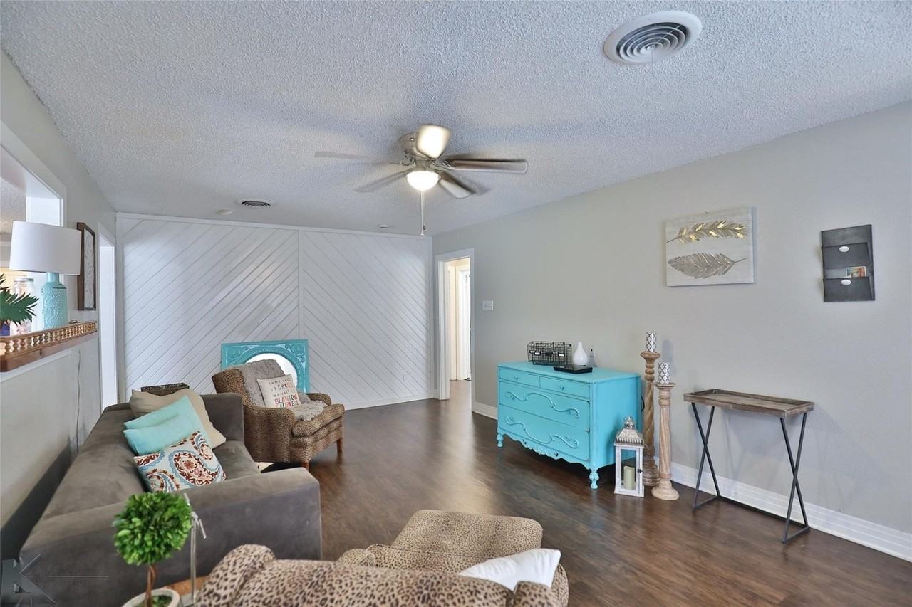 218 College Dr - Photo 4 of 19