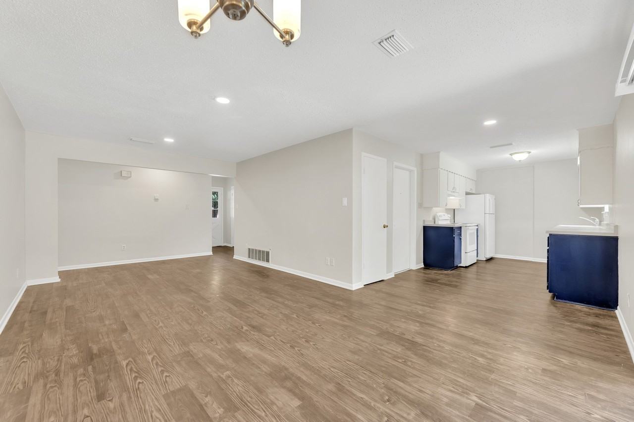 205 Collins Dr - Photo 3 of 15