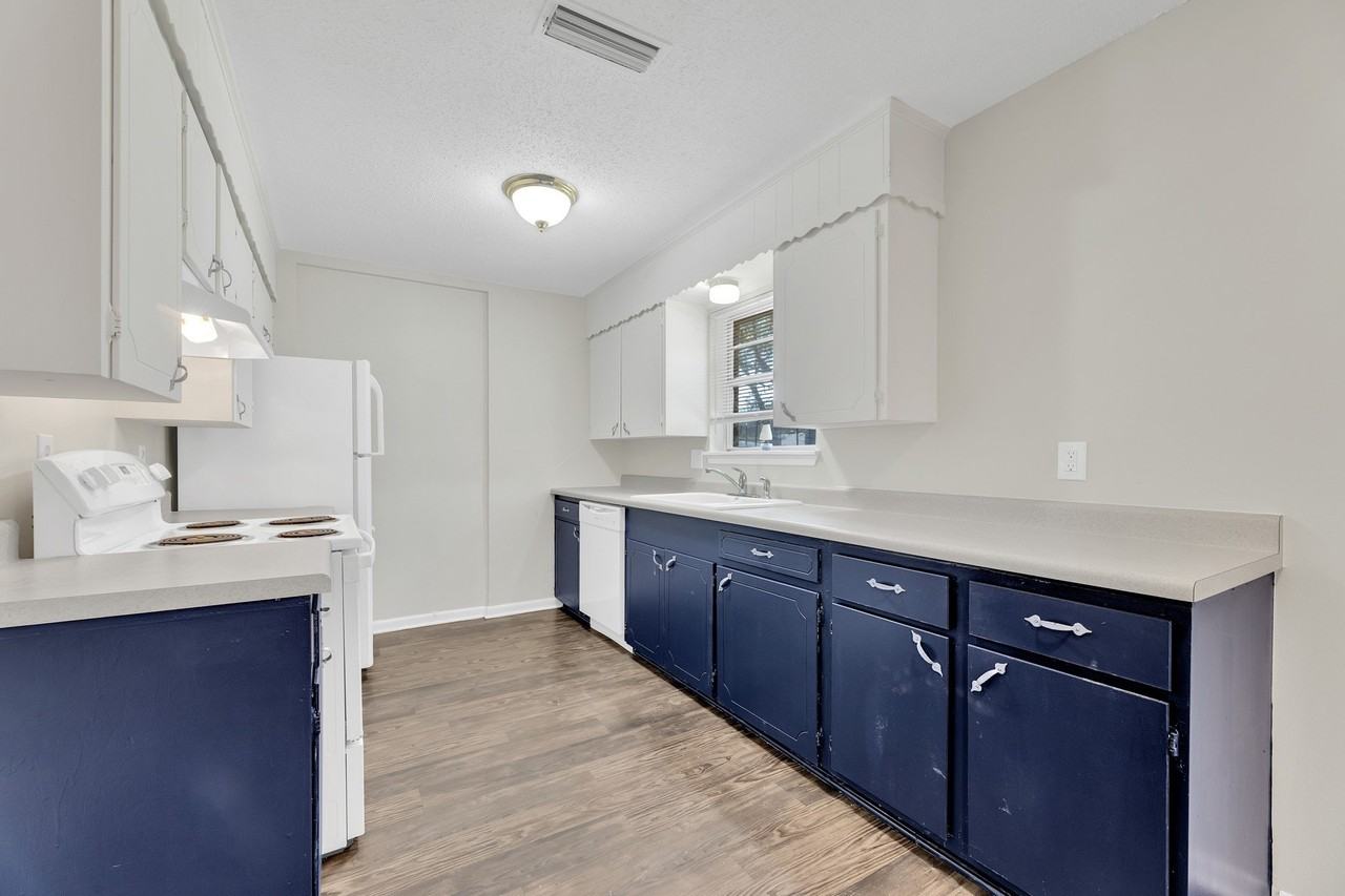 205 Collins Dr - Photo 5 of 15