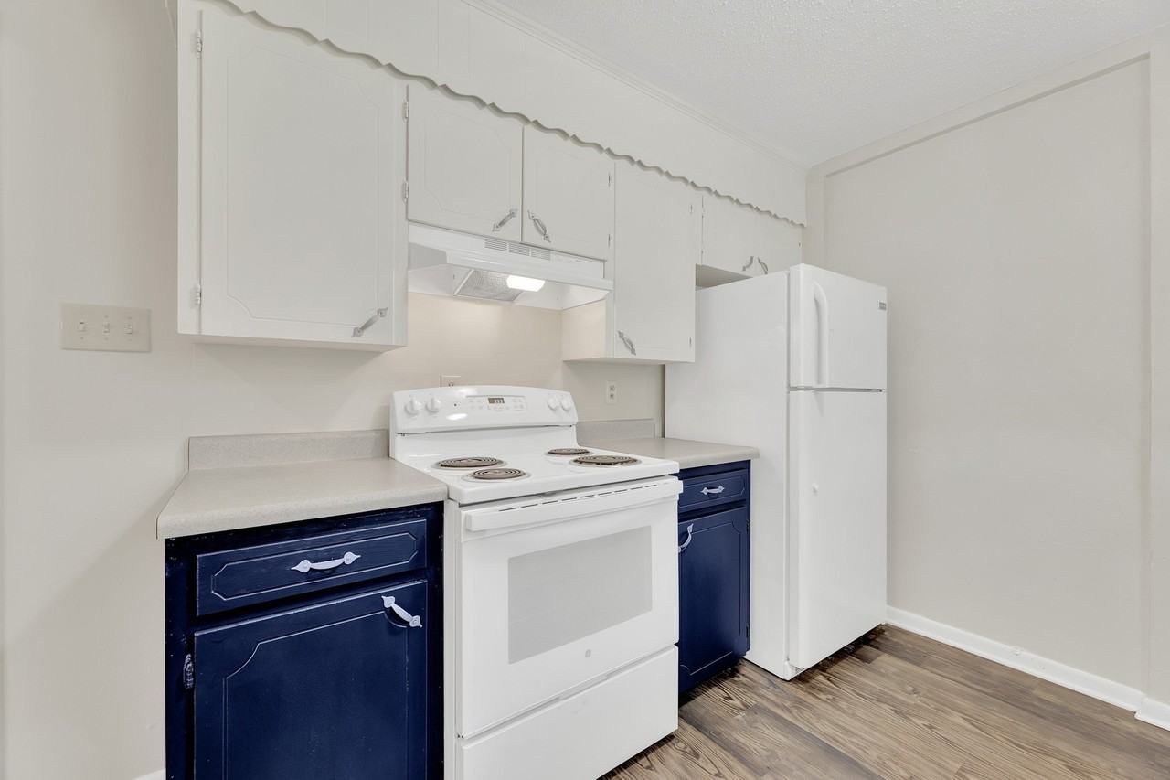 205 Collins Dr - Photo 6 of 15