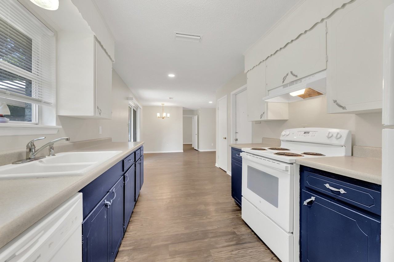 205 Collins Dr - Photo 7 of 15