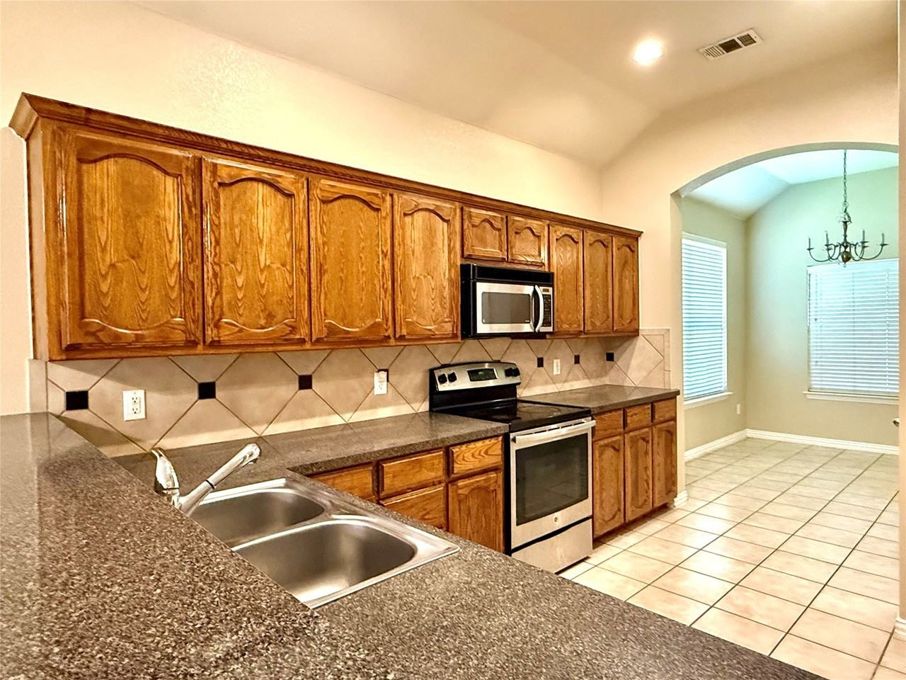 10008 Coolidge Dr - Photo 3 of 23