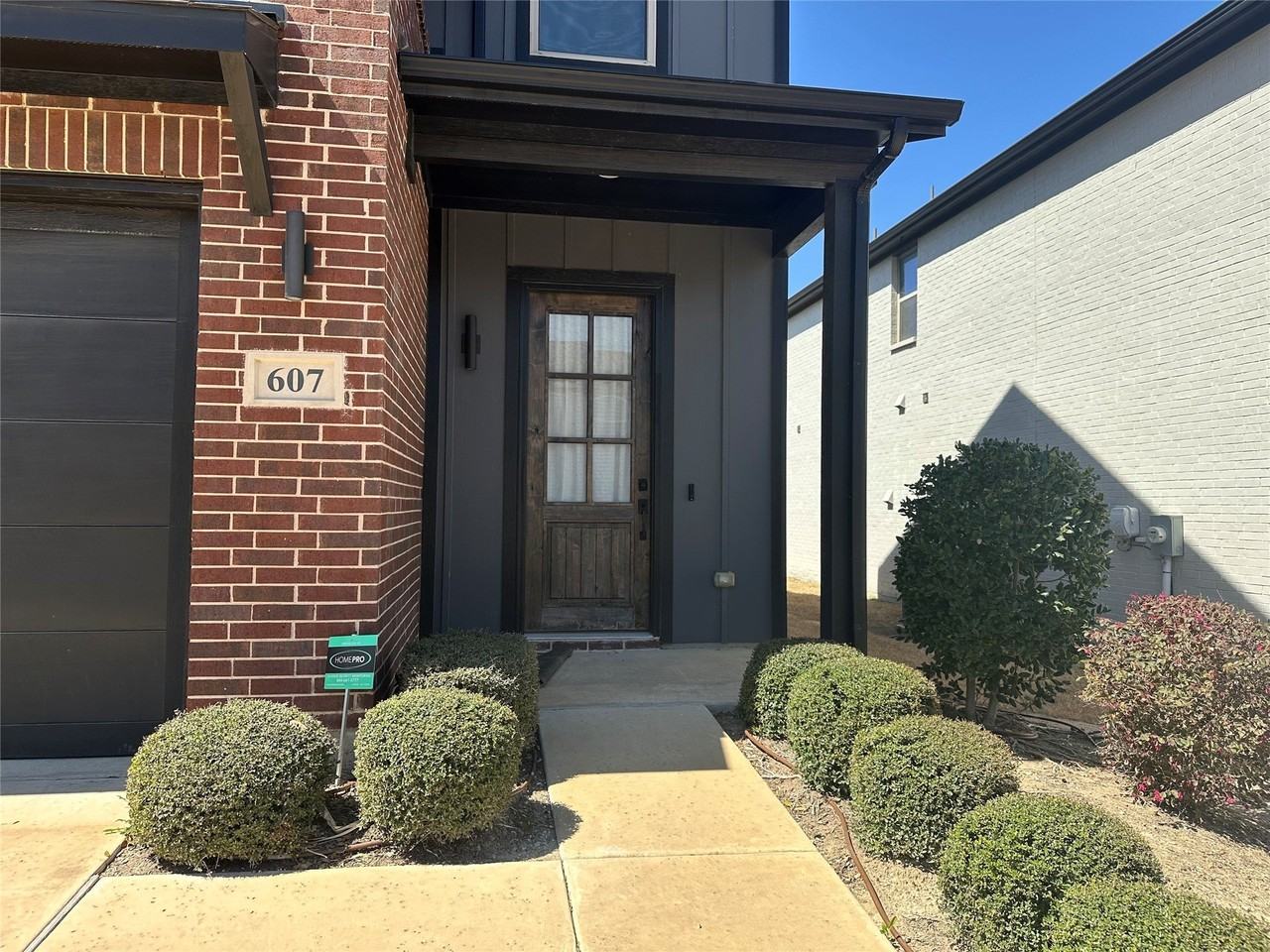 607 Bremond Dr - Photo 4 of 32