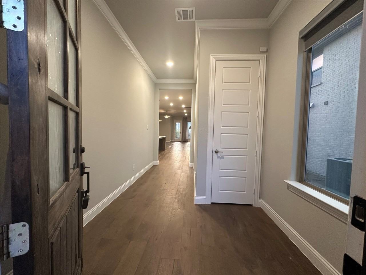 607 Bremond Dr - Photo 5 of 32
