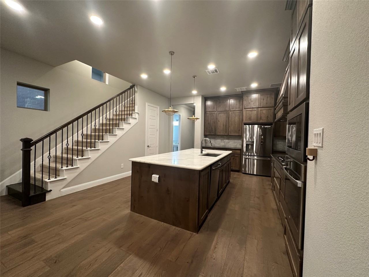607 Bremond Dr - Photo 6 of 32