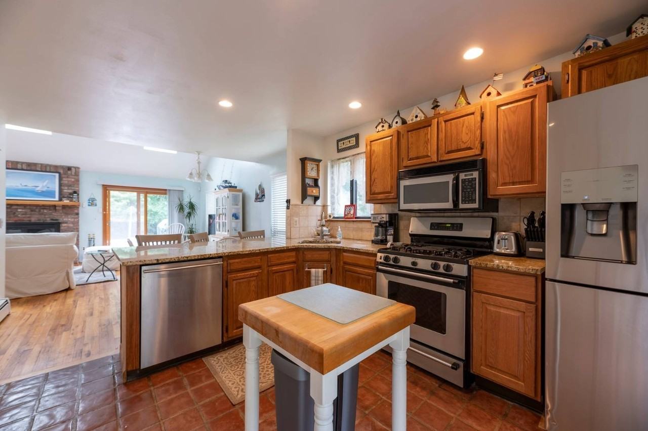 221 Norfolk Dr - Photo 5 of 16
