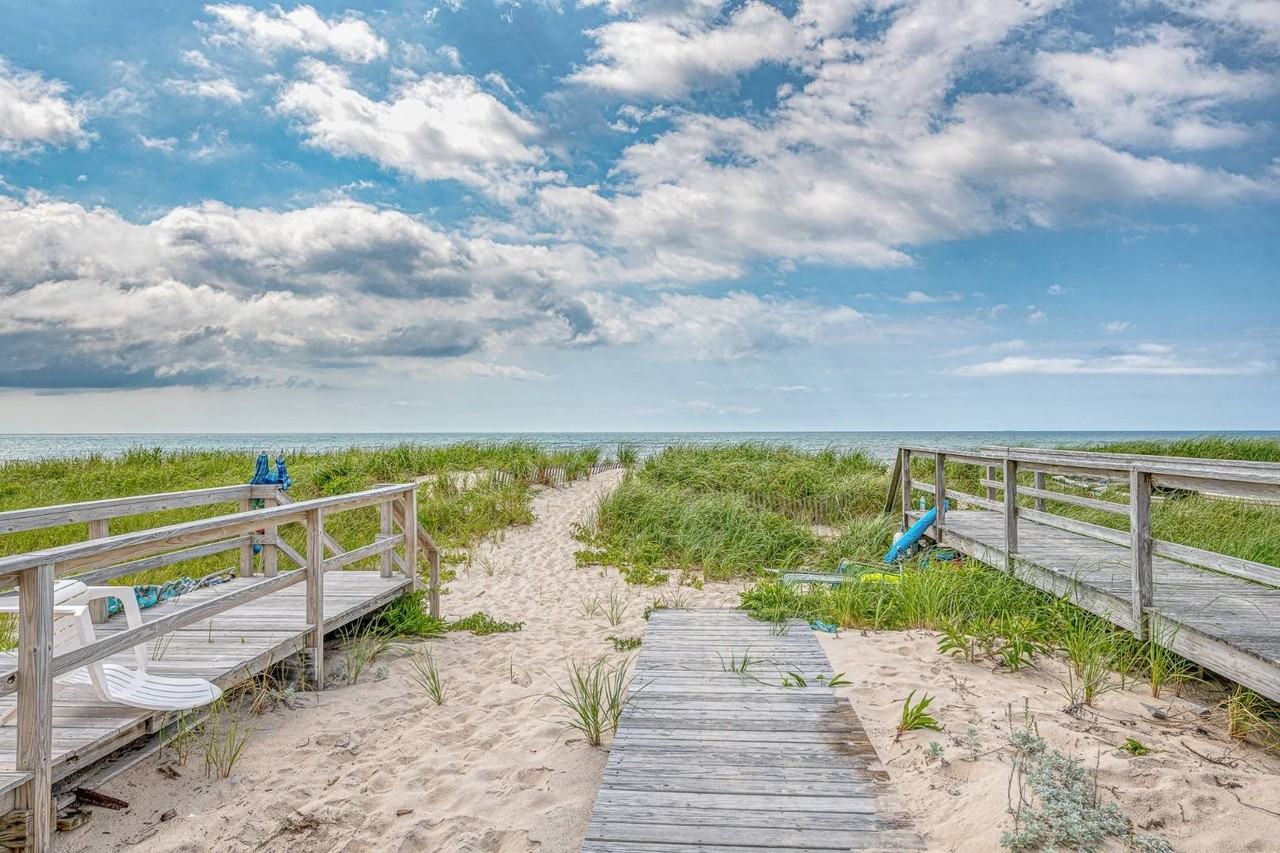 826 Dune Rd - Photo 3 of 20