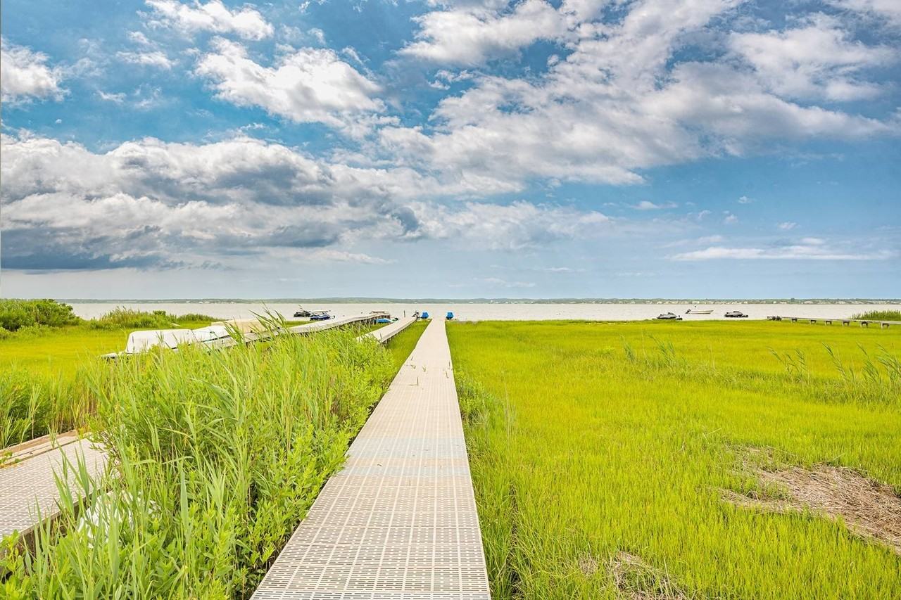 826 Dune Rd - Photo 5 of 20
