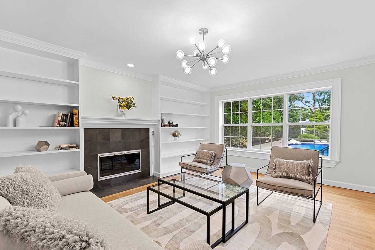 26 Squires Ave - Photo 4 of 28