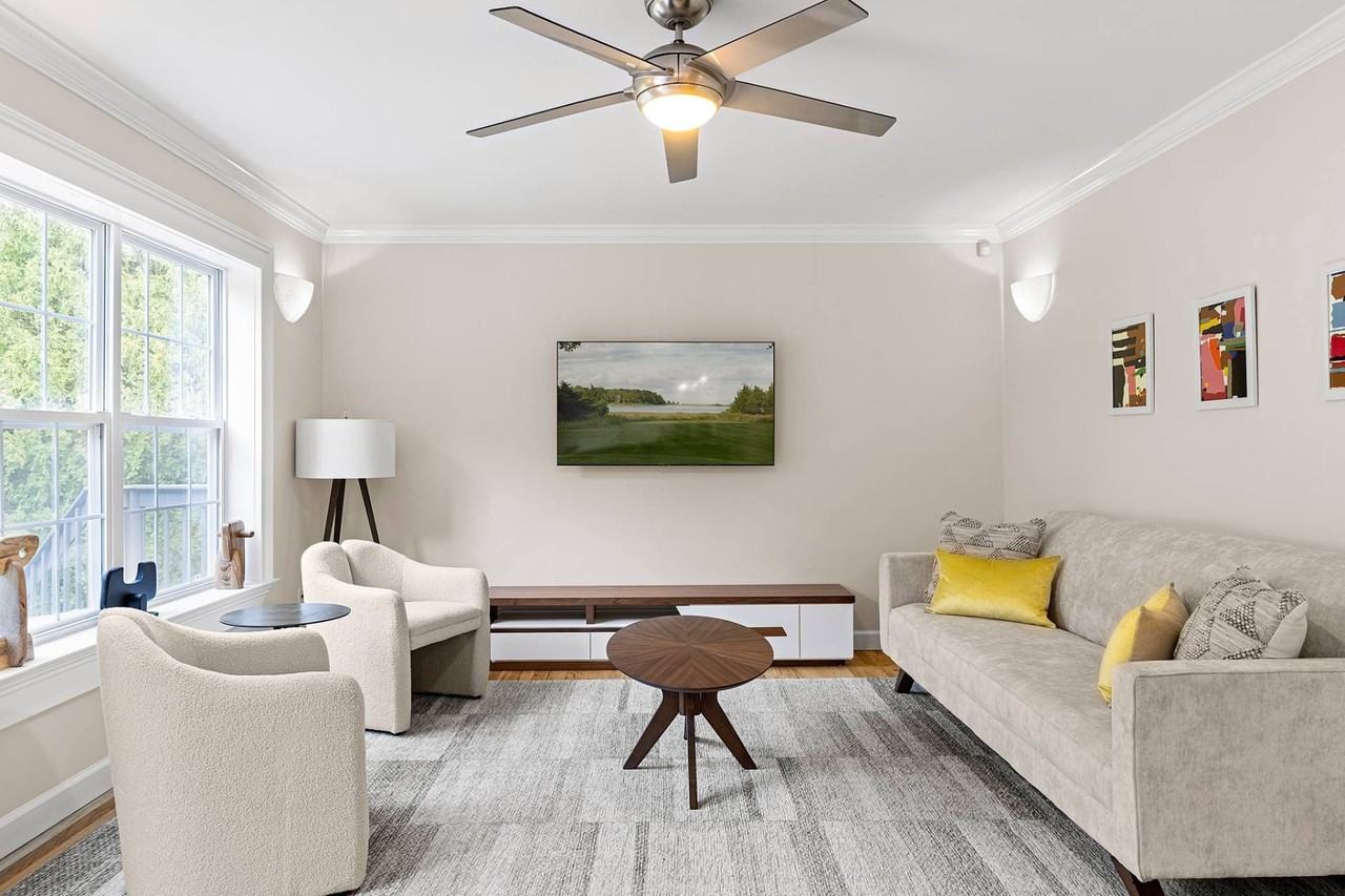 26 Squires Ave - Photo 5 of 28