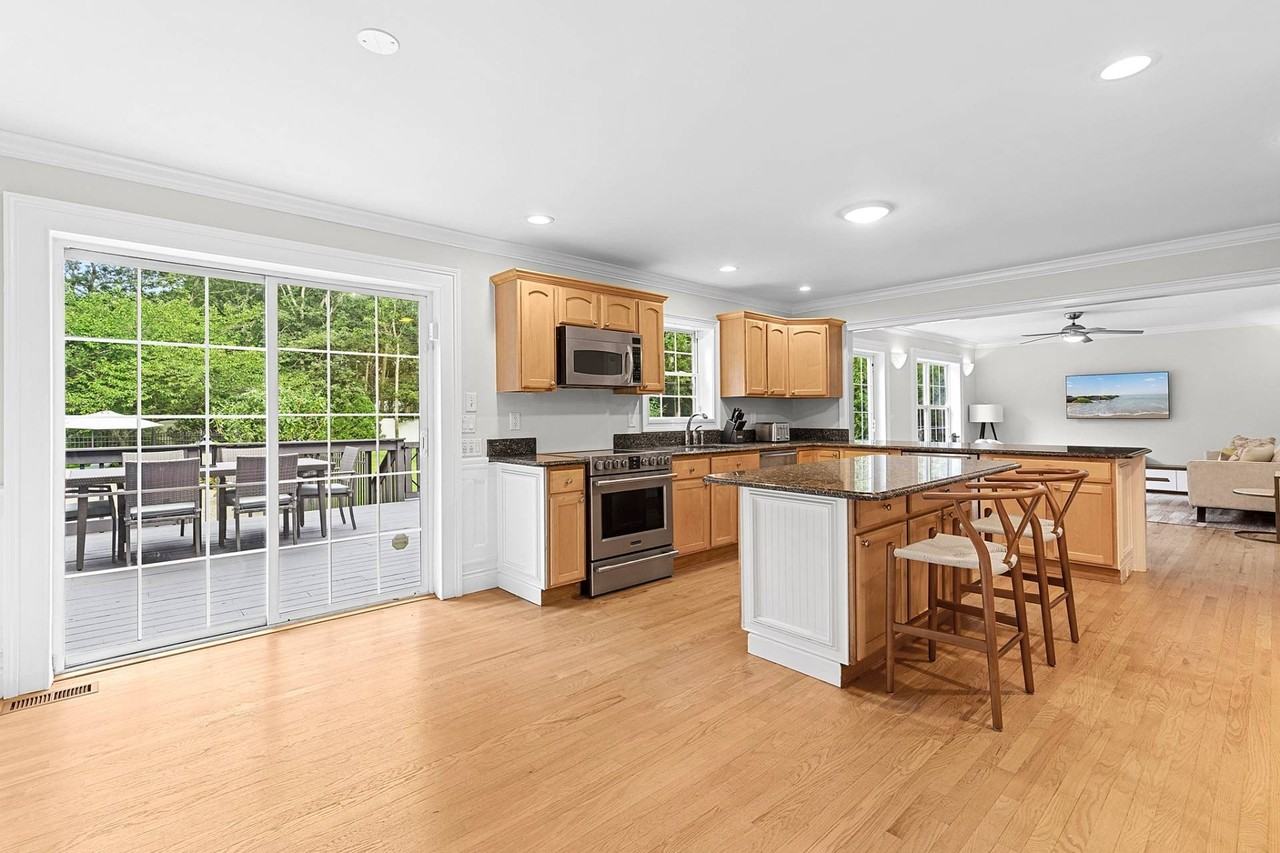 26 Squires Ave - Photo 7 of 28