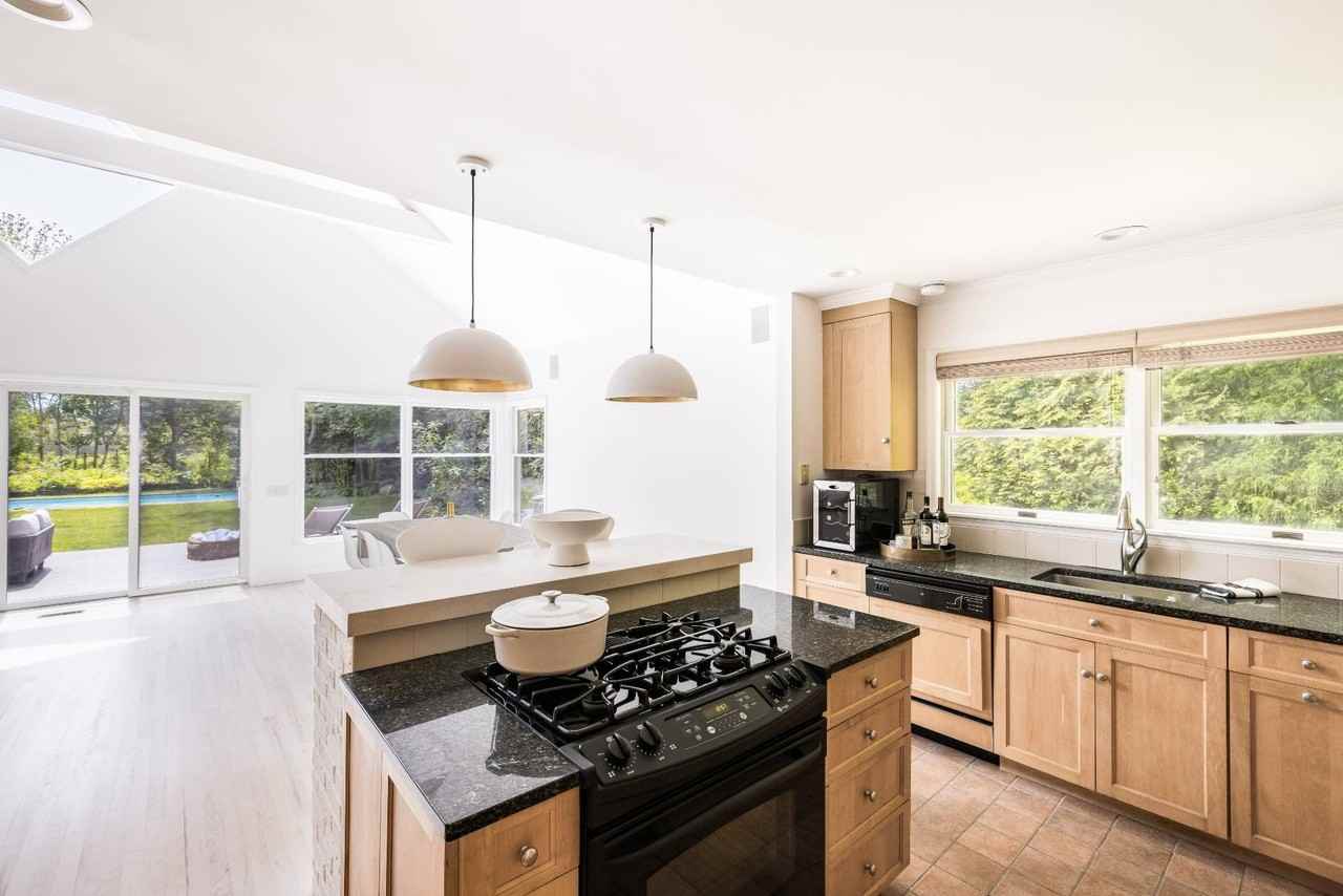 73 Accabonac Rd - Photo 3 of 13